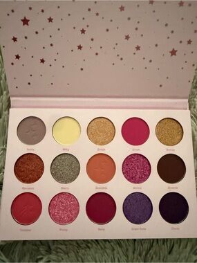 Vibrant Pink & Purple Eyeshadow Palette with Gold & Brown Accents